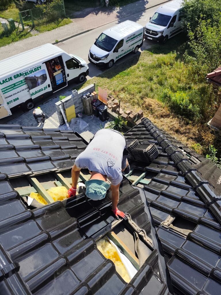 usuwanie zanieczyszczonej wełny z poddasza w Krakowie przed wymianą izolacji