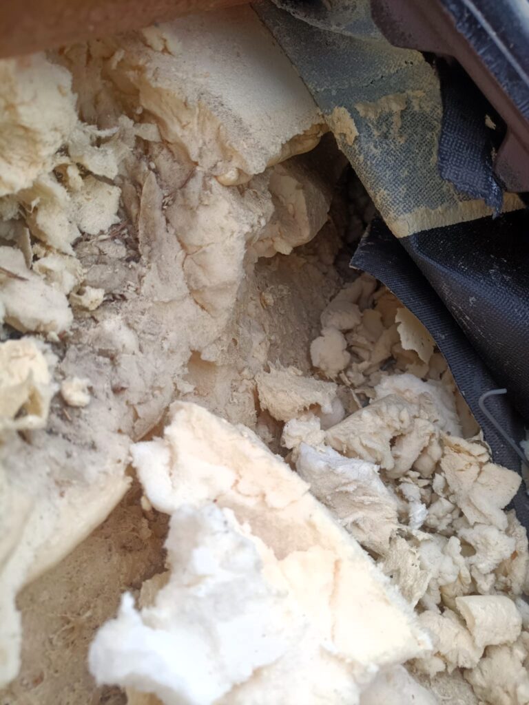 zniszczona wełna mineralna na dachu po obecności kuny