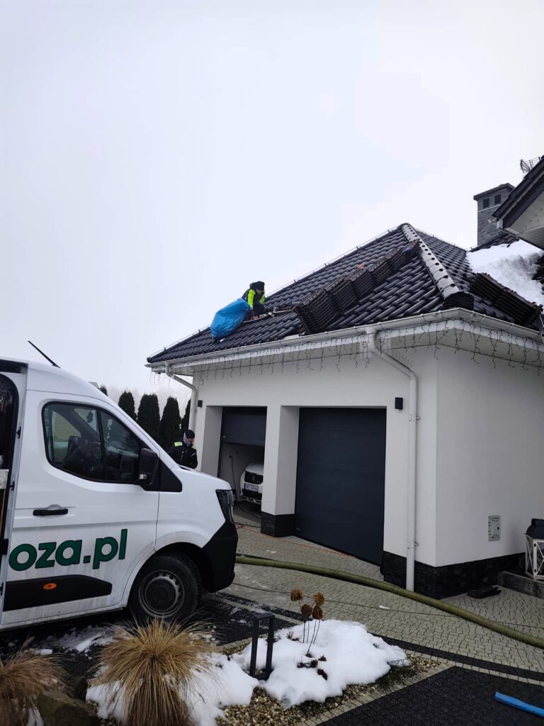 dach w trakcie czyszczenia i przygotowania do ponownego ocieplenia po zniszczeniach od kuny