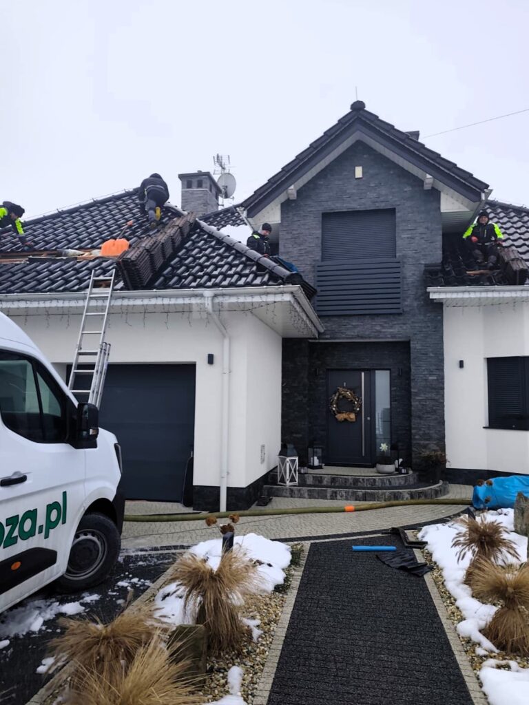 demontaż dachówek w trakcie naprawy izolacji po kunach