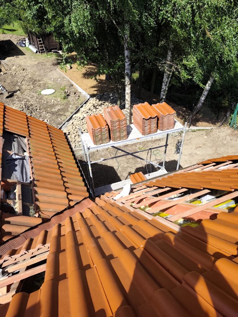 Odsłonięta konstrukcja dachu po demontażu dachówek – przygotowanie do naprawy izolacji po kunie