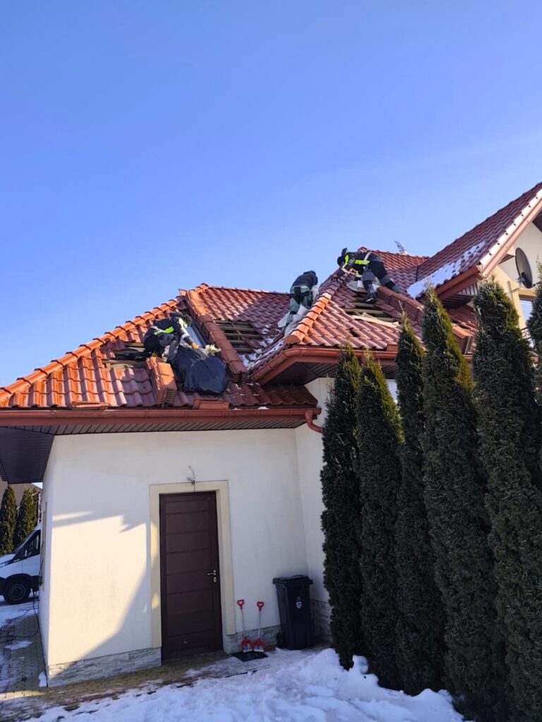 ekipa naprawiająca izolację dachu zniszczoną przez kuny