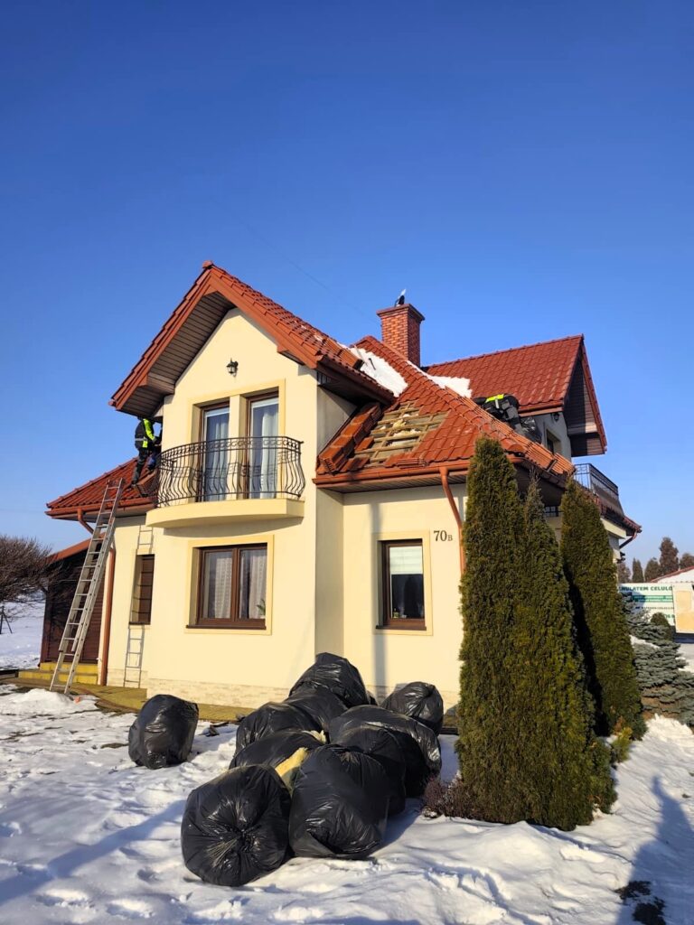 dom w trakcie naprawy dachu po kunach